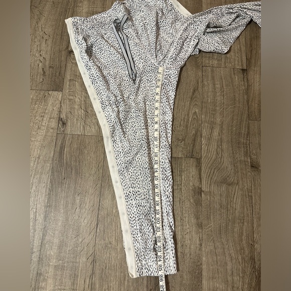 Lululemon Tearaway Pant in Dottie Dash Black/White Size 4 VGUC - Picture 9 of 16